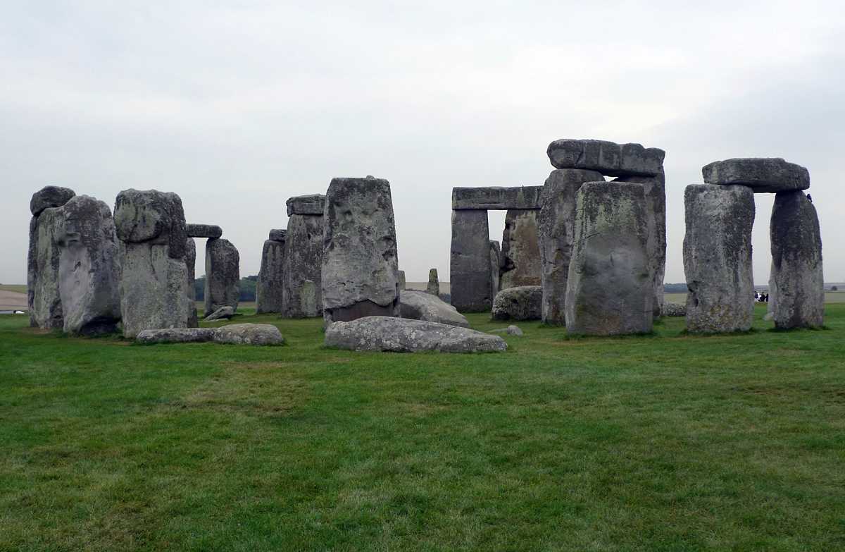 L1010517.JPG - The postcard view of the Stonehenge rocks.
